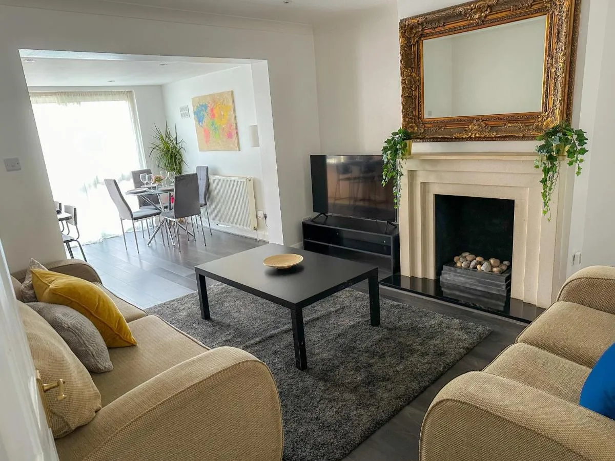 Image 5 of Modern four bedroom semi-detached house with off street parking 8 min drive to Wembley stadium, 5 miles to Central London