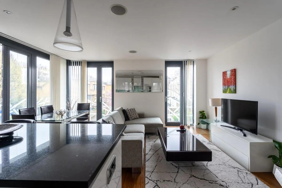 Image 5 of Modern, fully furnished apartment with ensuite, private balcony and elevator in Notting Hill