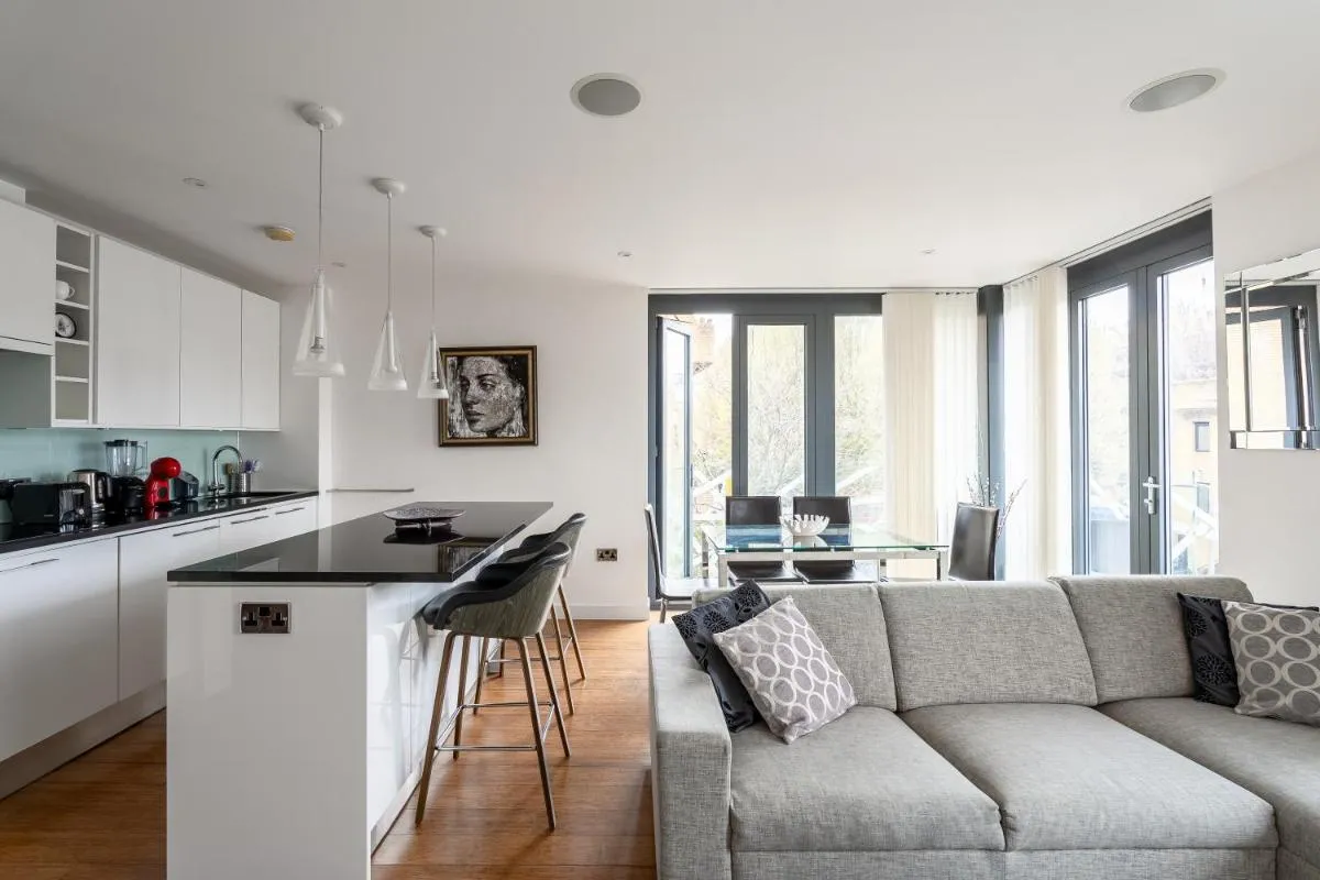 Image 3 of Modern, fully furnished apartment with ensuite, private balcony and elevator in Notting Hill