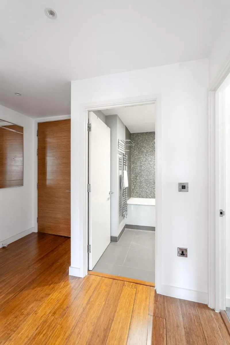 Image 4 of Modern, fully furnished apartment with ensuite, private balcony and elevator in Notting Hill
