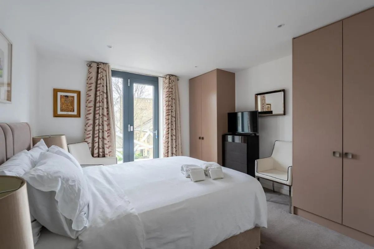 Image 2 of Modern, fully furnished apartment with ensuite, private balcony and elevator in Notting Hill