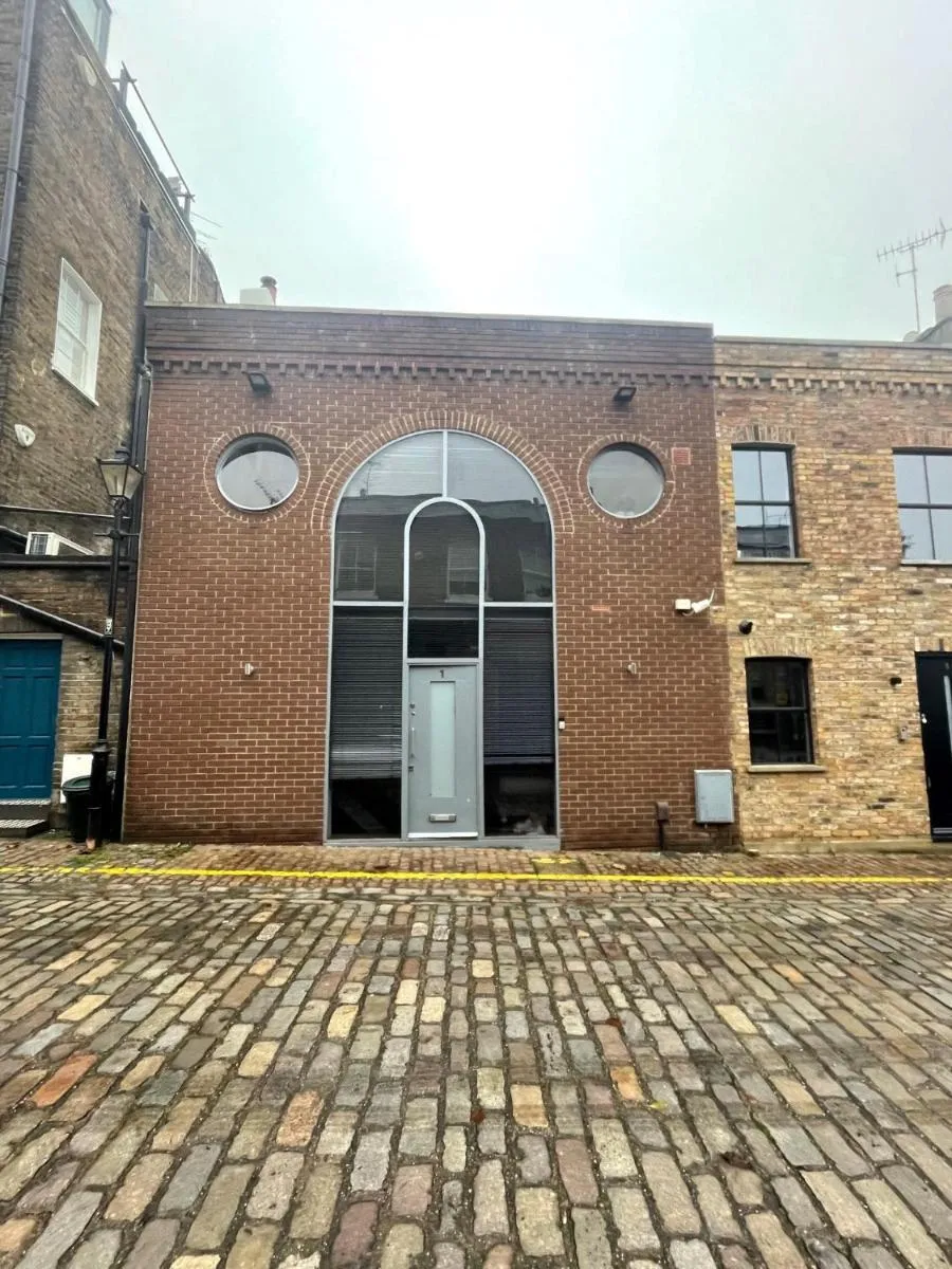 Image 5 of Modern self-contained Ground and Basement studios