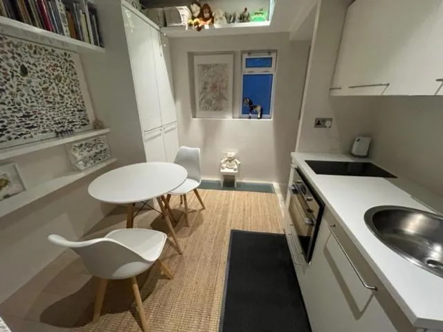 Image 3 of Modern self-contained Ground and Basement studios