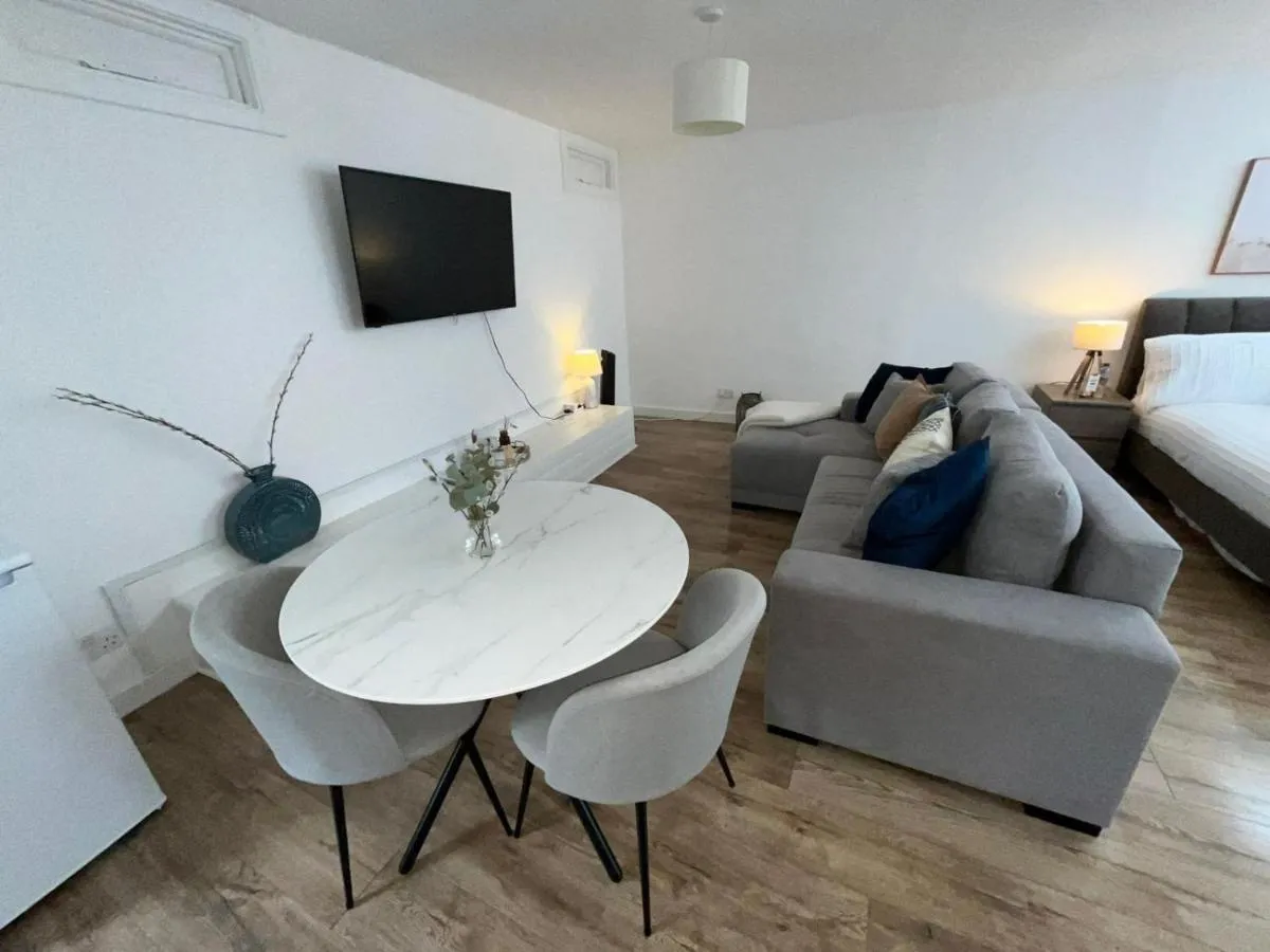 Image 3 of Modern studio in popular South Kensington location