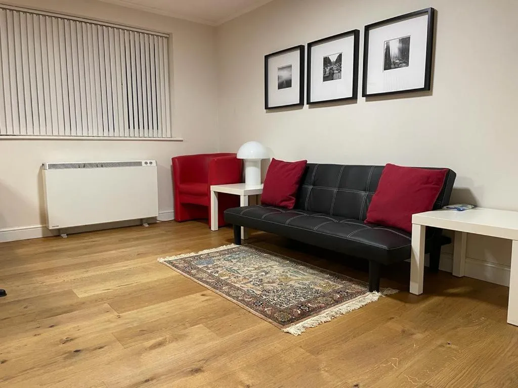 Morden flat close to DLR station with free parking and brand new bed and quality mattress adjacent to metro station also close to O2 and Excel via Cable Car