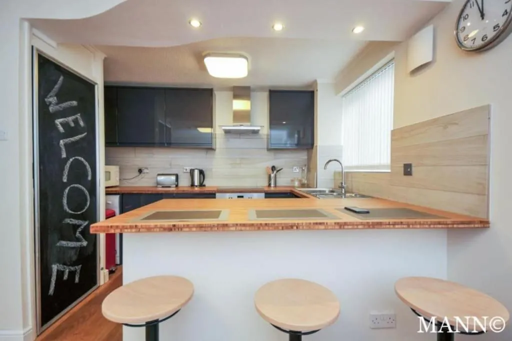 Image 4 of Morden flat close to DLR station with free parking and brand new bed and quality mattress adjacent to metro station also close to O2 and Excel via Cable Car