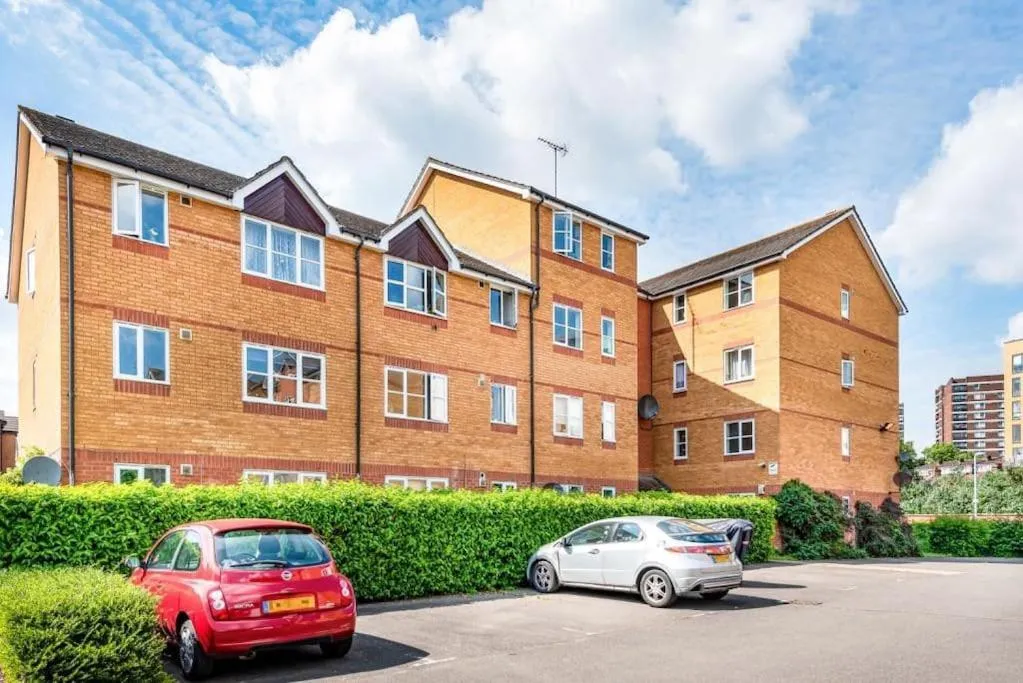 Image 5 of Morden flat close to DLR station with free parking and brand new bed and quality mattress adjacent to metro station also close to O2 and Excel via Cable Car