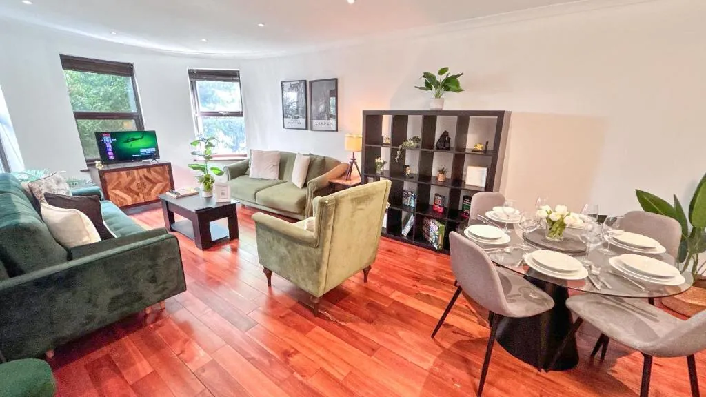 NEW 4-Bed 3-Bath Crouch End Home with Balcony and FREE Parking near Alexandra Palace , Highgate by NourNest Apartments