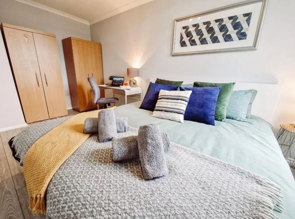 NEW, Refurbished Modern & Spacious 1 Bed Flat Westfield Shepherd’s Bush Free Wi-Fi Super King Bed