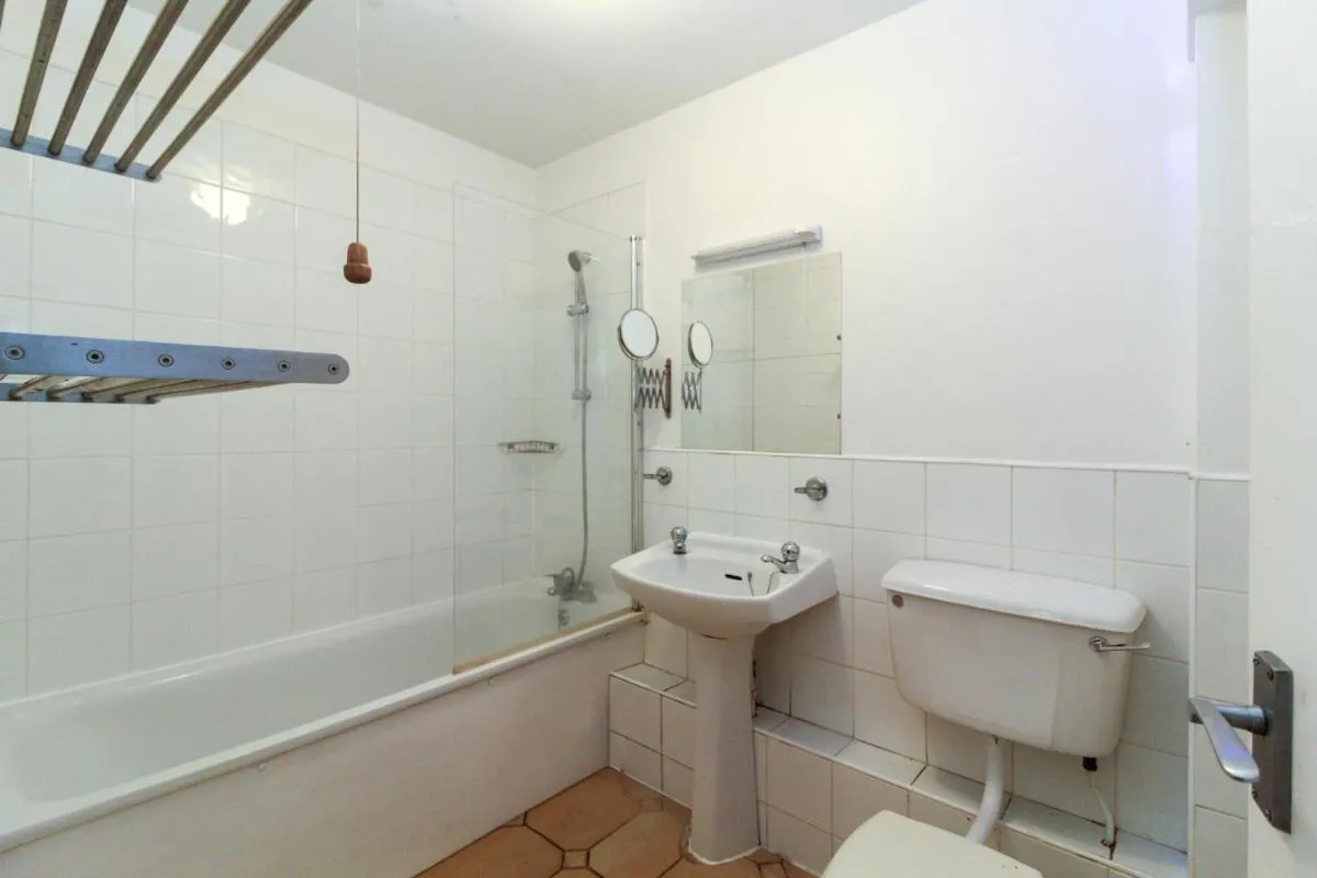 Image 3 of Neat 2 bedroom ground floor flat