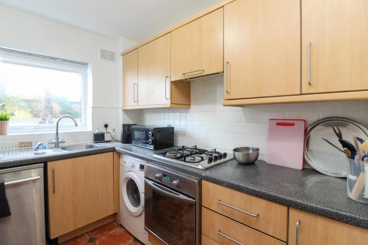 Image 4 of Neat 2 bedroom ground floor flat