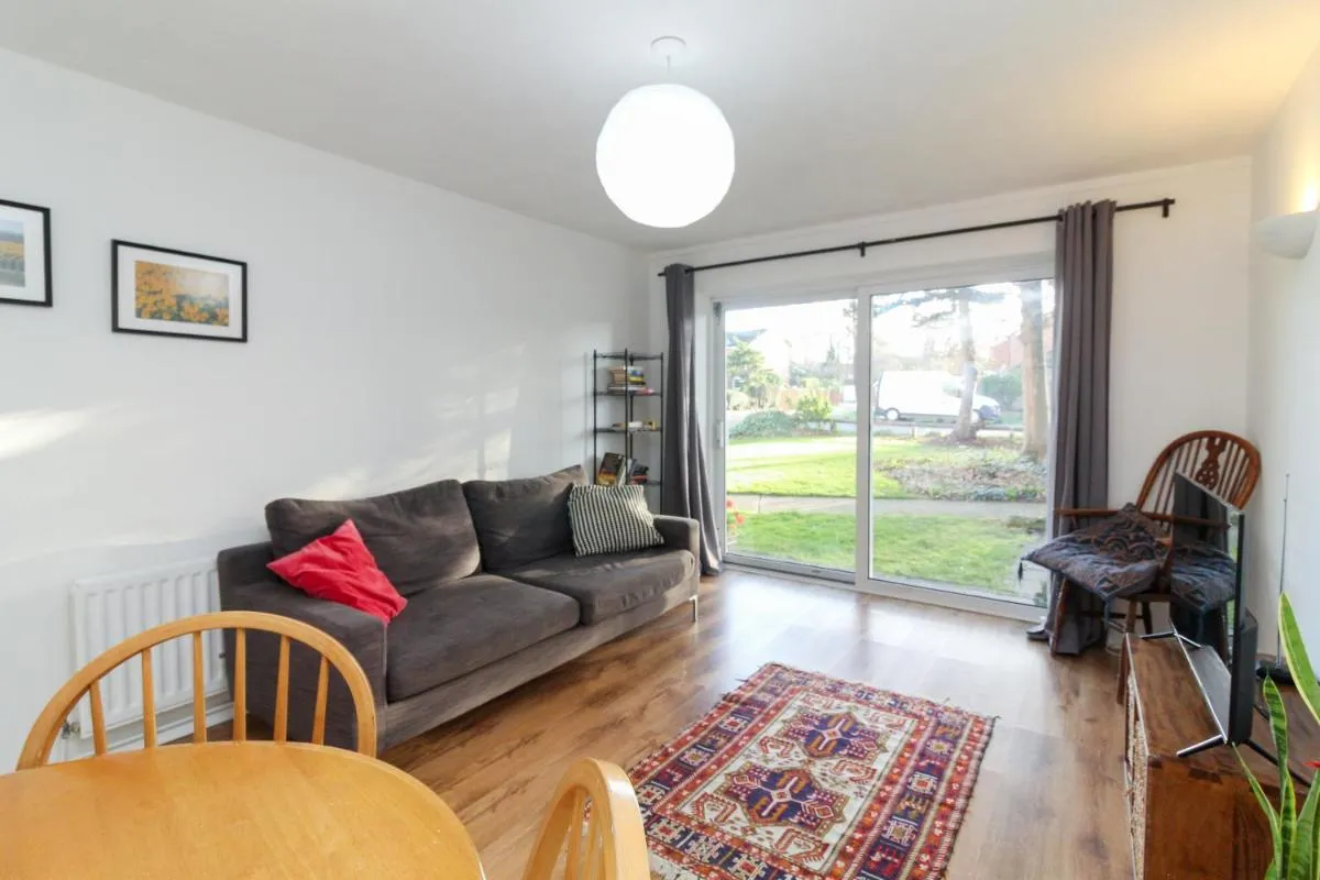 Image 5 of Neat 2 bedroom ground floor flat