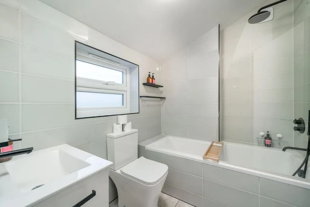 Image 3 of New 3BED Stylish Apartment with Amazing Transport