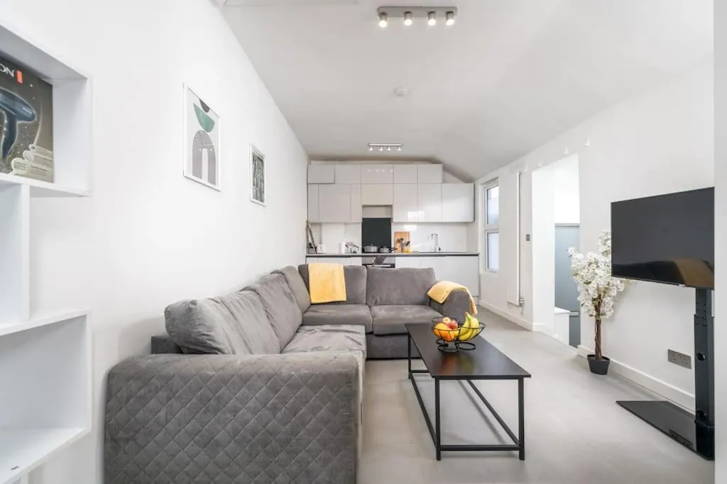 Image 4 of New 3BED Stylish Apartment with Amazing Transport