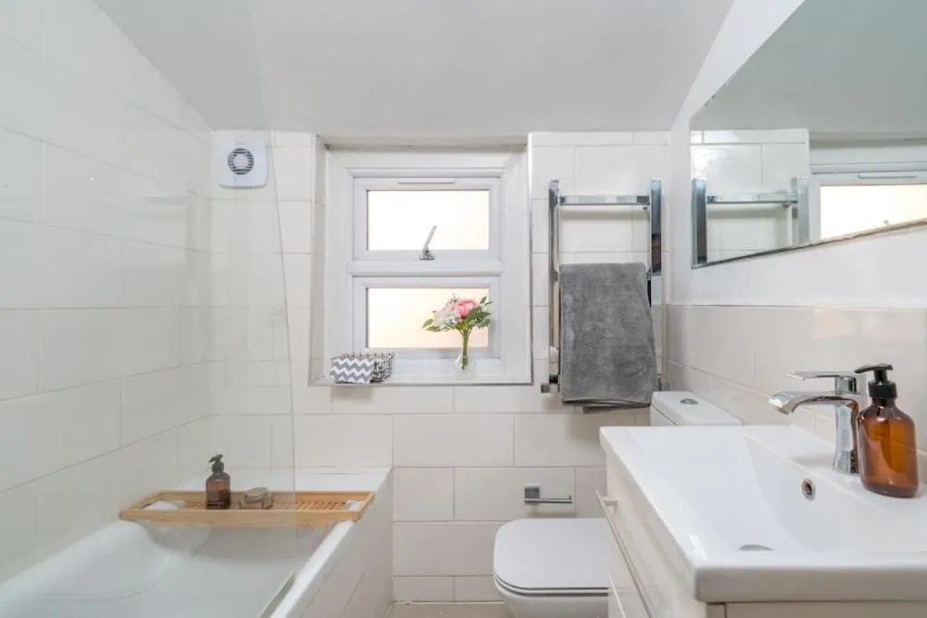 Image 3 of New 4BD Stylish Apartment with Amazing Transport