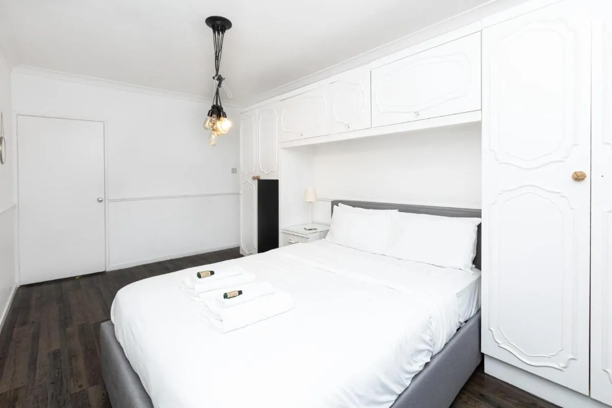 Image 3 of New Listing! Stylish 2BR in Shoreditch