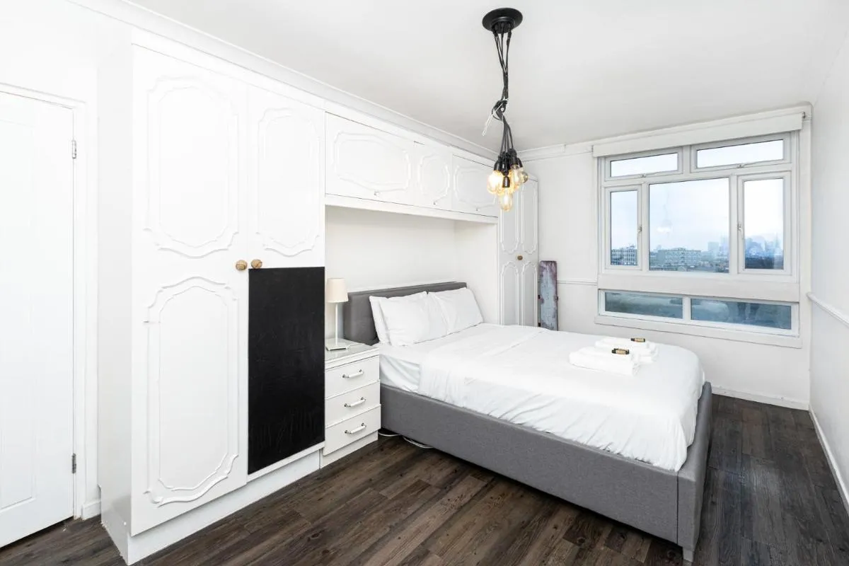 Image 4 of New Listing! Stylish 2BR in Shoreditch