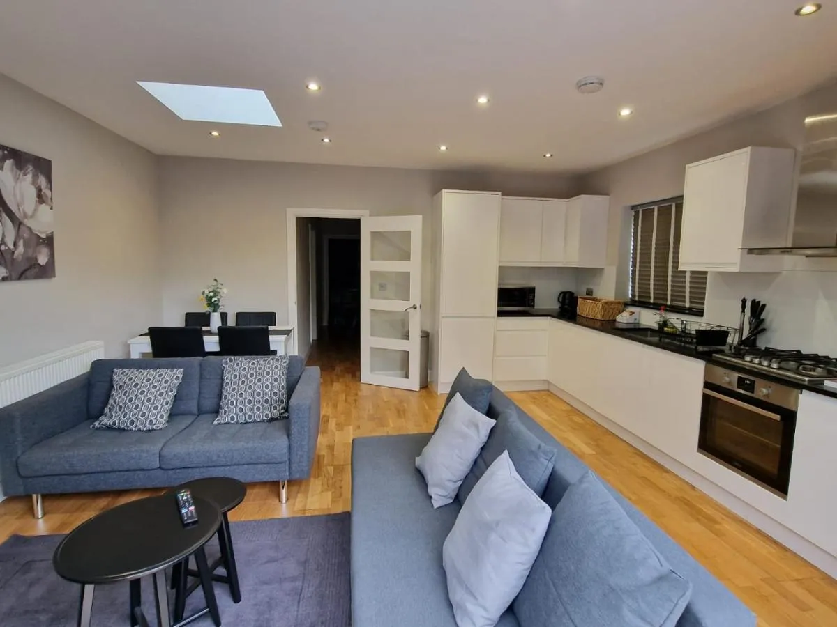 Image 4 of New! Lovely 2 Bed Serviced Apartment with free parking