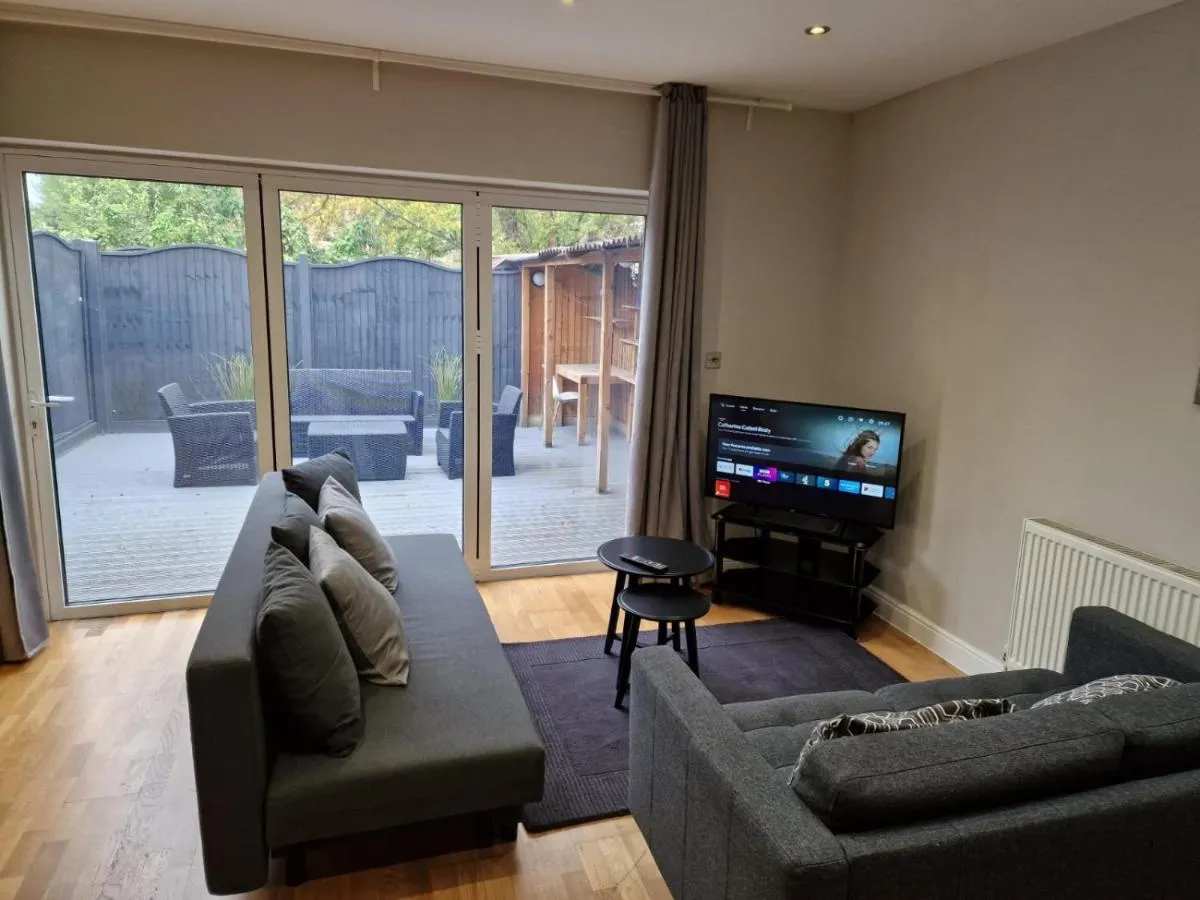 Image 5 of New! Lovely 2 Bed Serviced Apartment with free parking