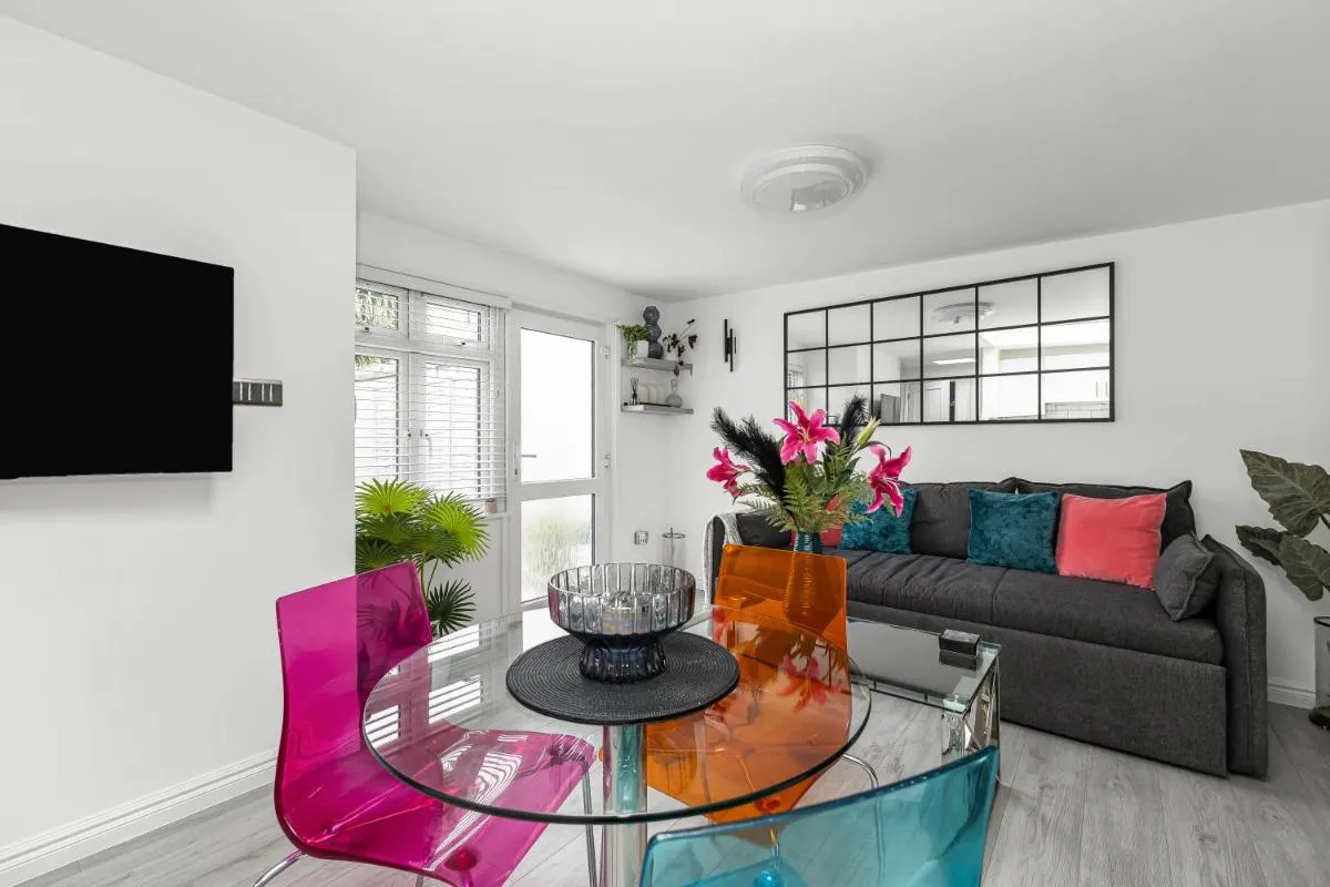 Image 5 of New! Modern 1-BR House with Patio & HotTub , Chiswick