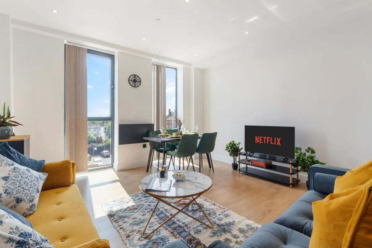 Image 3 of New Stunning Flat, Edgware High St!