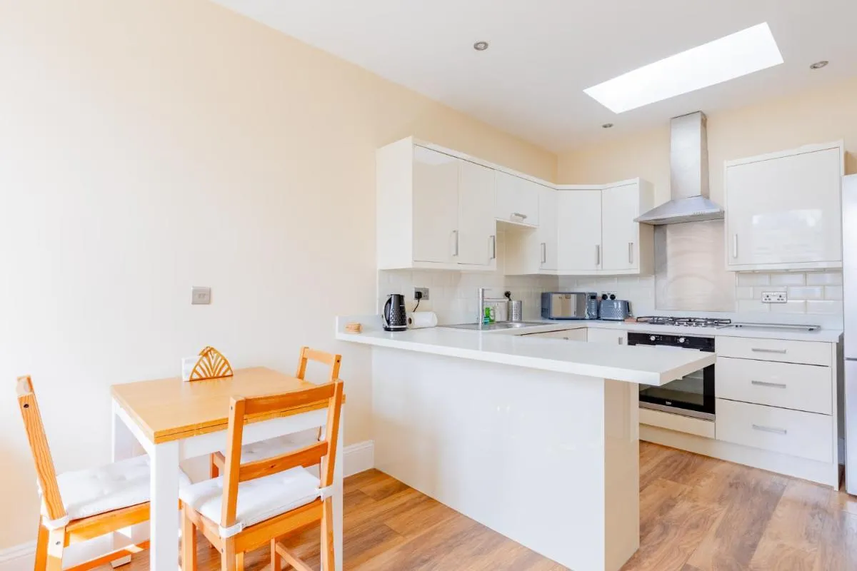 Image 3 of Newly Renovated 2BD Top Floor Flat West Brompton