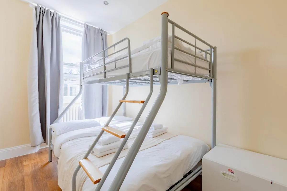 Image 4 of Newly Renovated 2BD Top Floor Flat West Brompton
