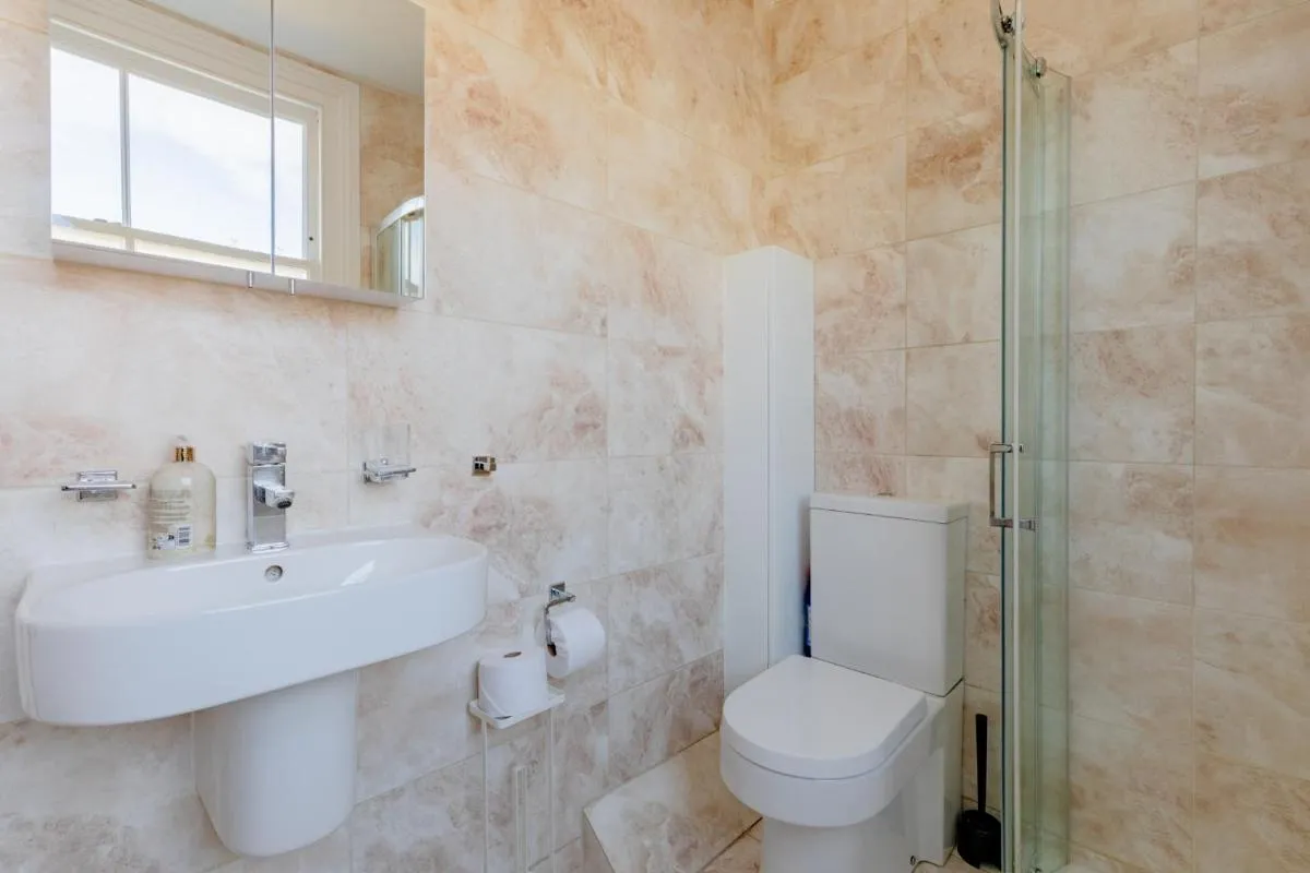 Image 5 of Newly Renovated 2BD Top Floor Flat West Brompton