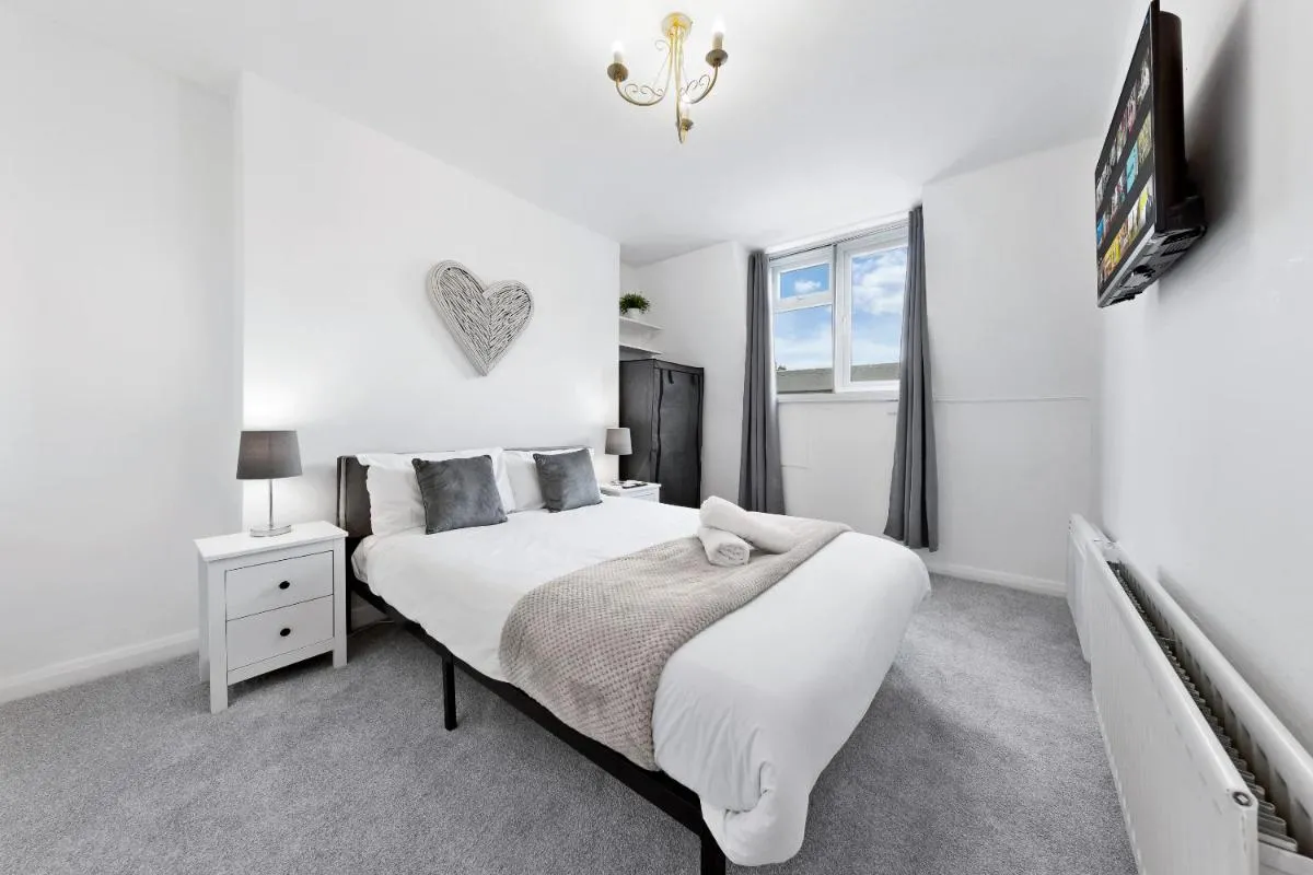 Image 2 of Newly Renovated Kensington 2 Bedroom Apartment with Balcony Near Harrods Sleeps 6, 2 Min walk from Station
