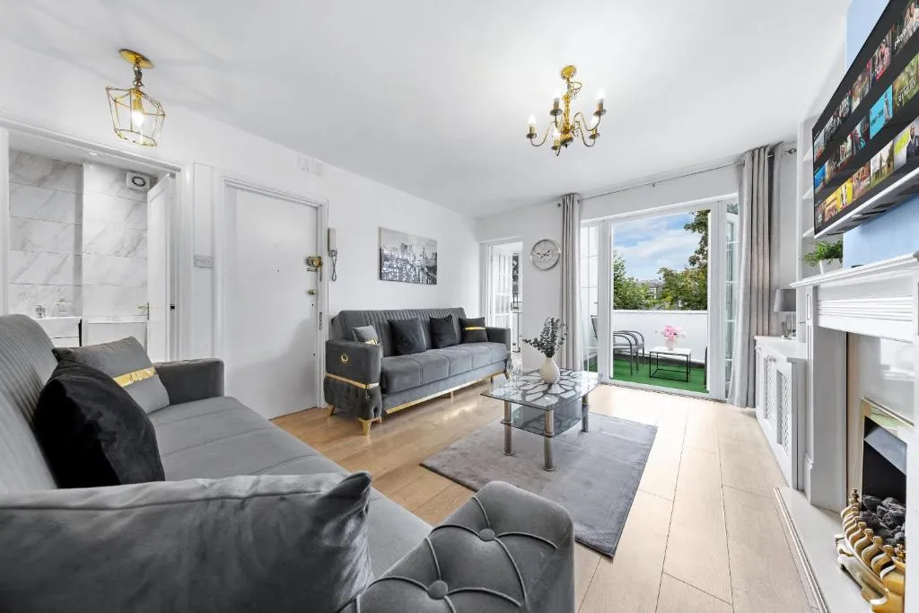 Newly Renovated Kensington 2 Bedroom Apartment with Balcony Near Harrods Sleeps 6, 2 Min walk from Station