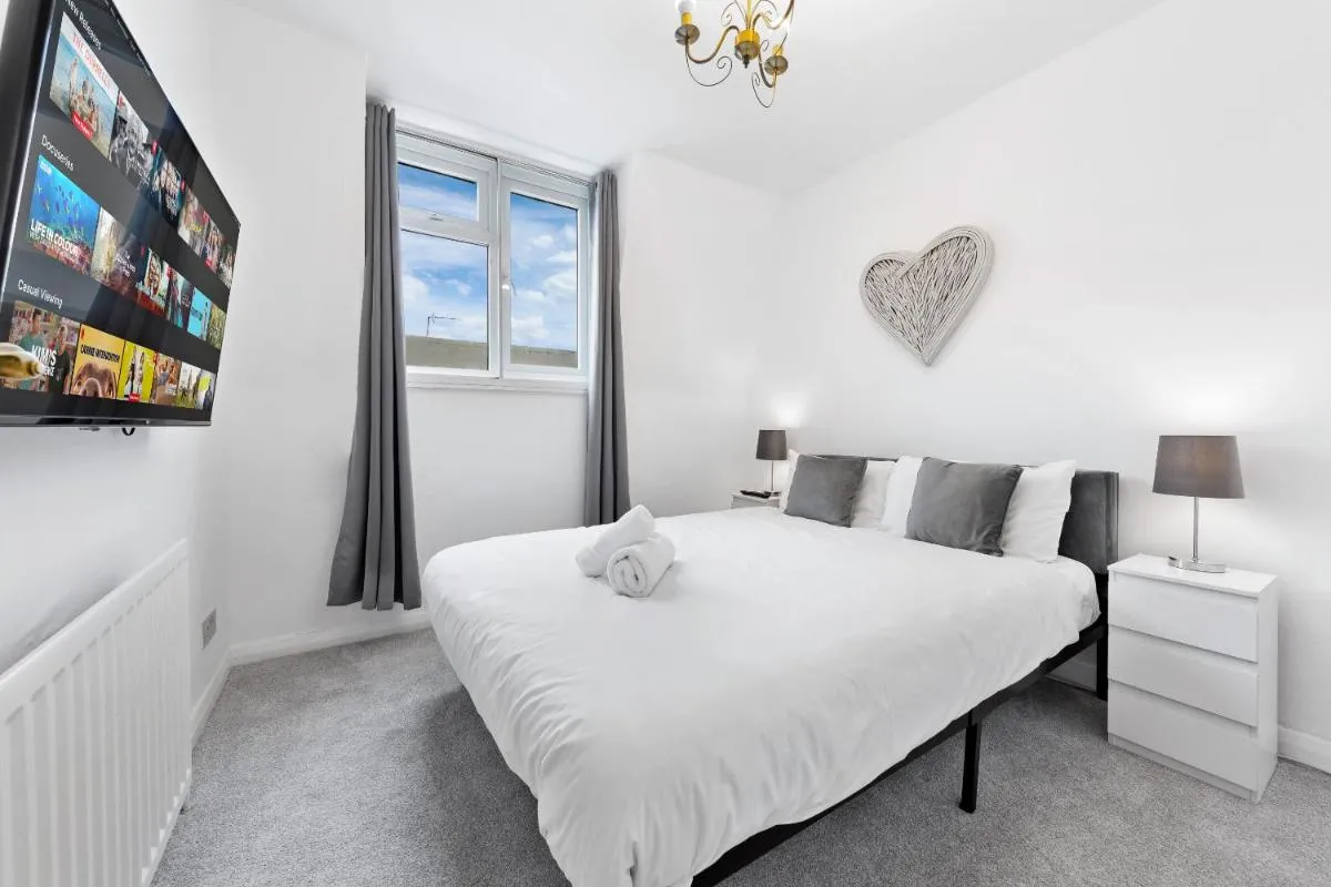Image 5 of Newly Renovated Kensington 2 Bedroom Apartment with Balcony Near Harrods Sleeps 6, 2 Min walk from Station