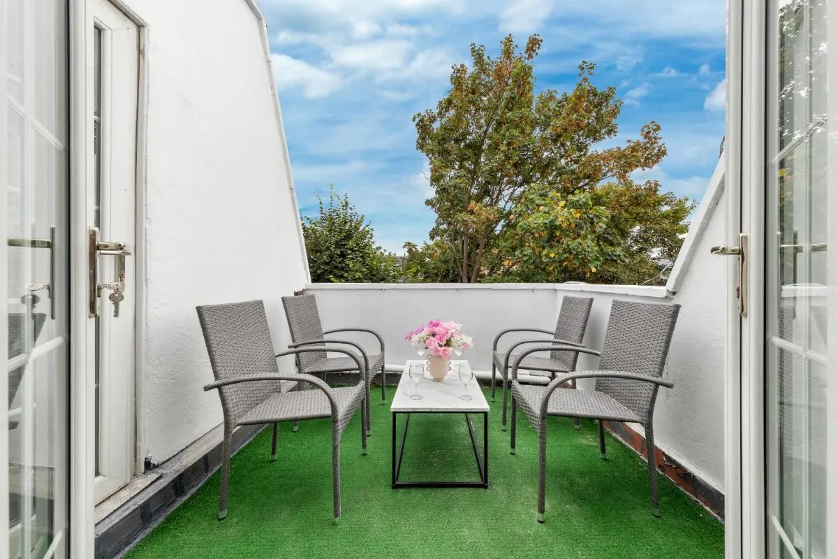 Image 3 of Newly Renovated Kensington 2 Bedroom Apartment with Balcony Near Harrods Sleeps 6, 2 Min walk from Station