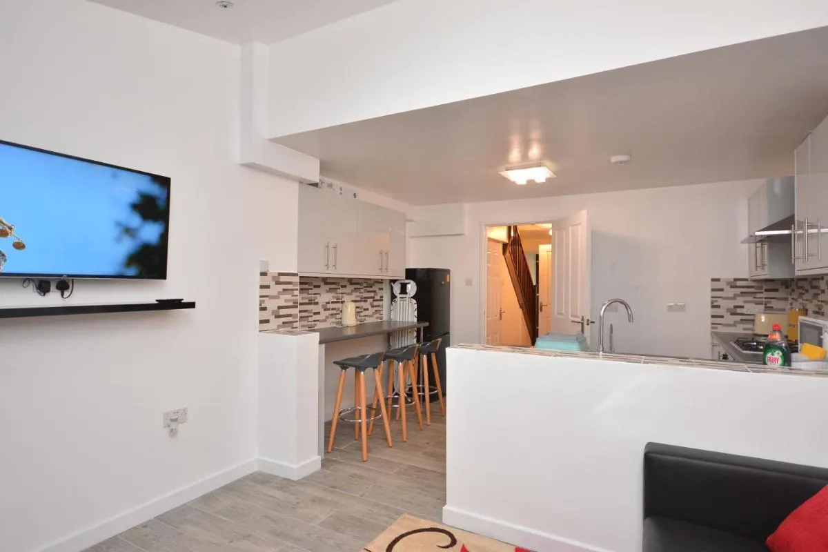 Image 4 of Newly refurbished 3 bedroom house London