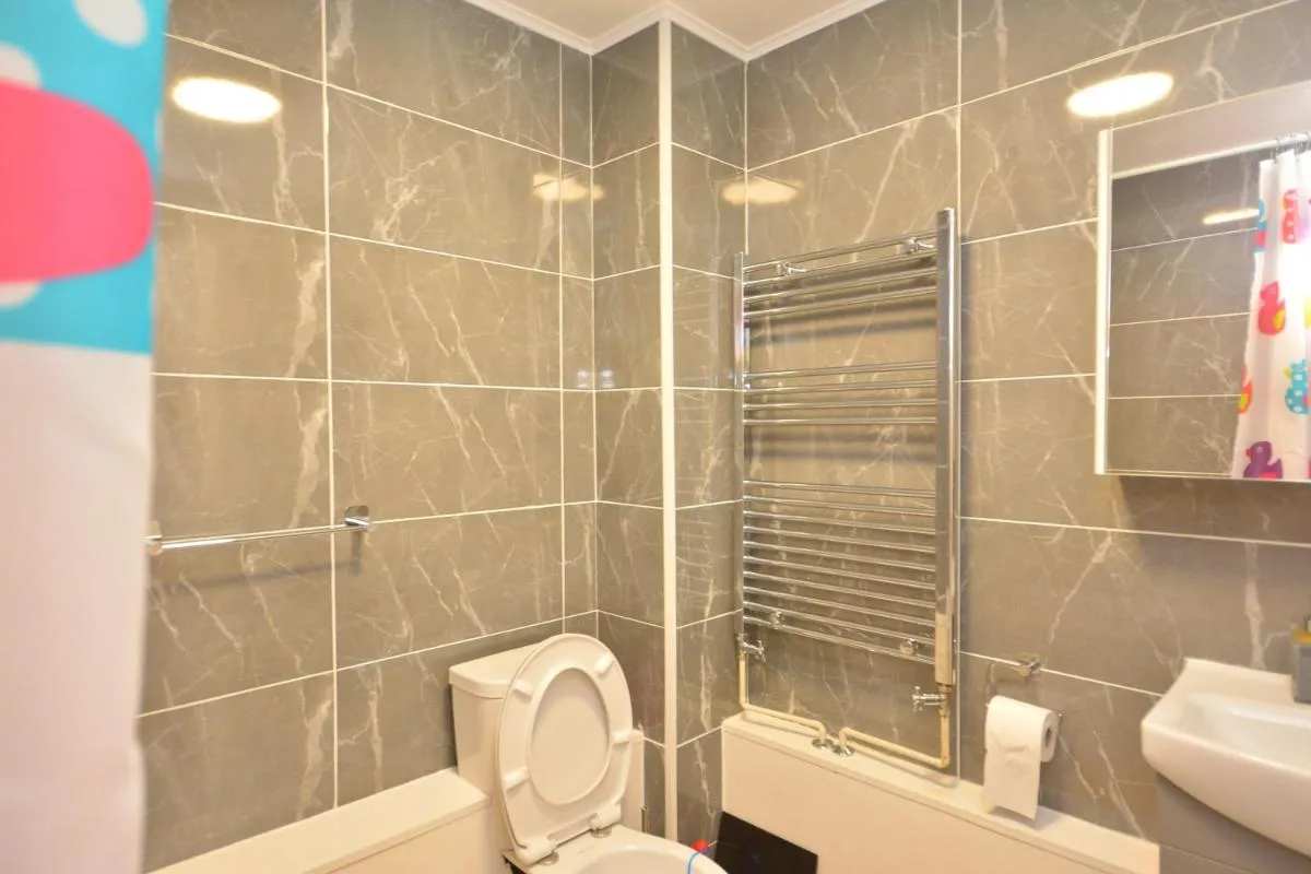 Image 3 of Newly refurbished 3 bedroom house London