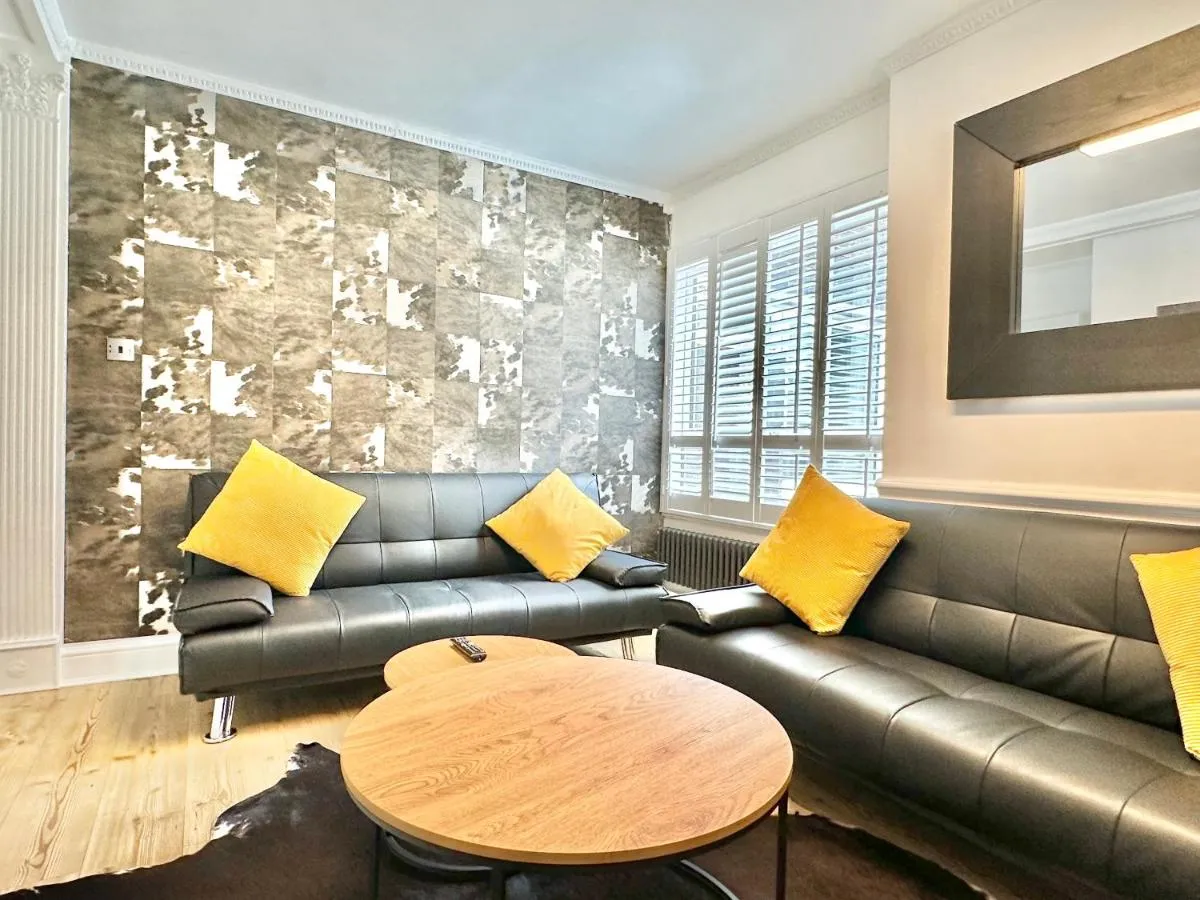Image 3 of Newly refurbished ,chic, attractive 3 bedroom flat
