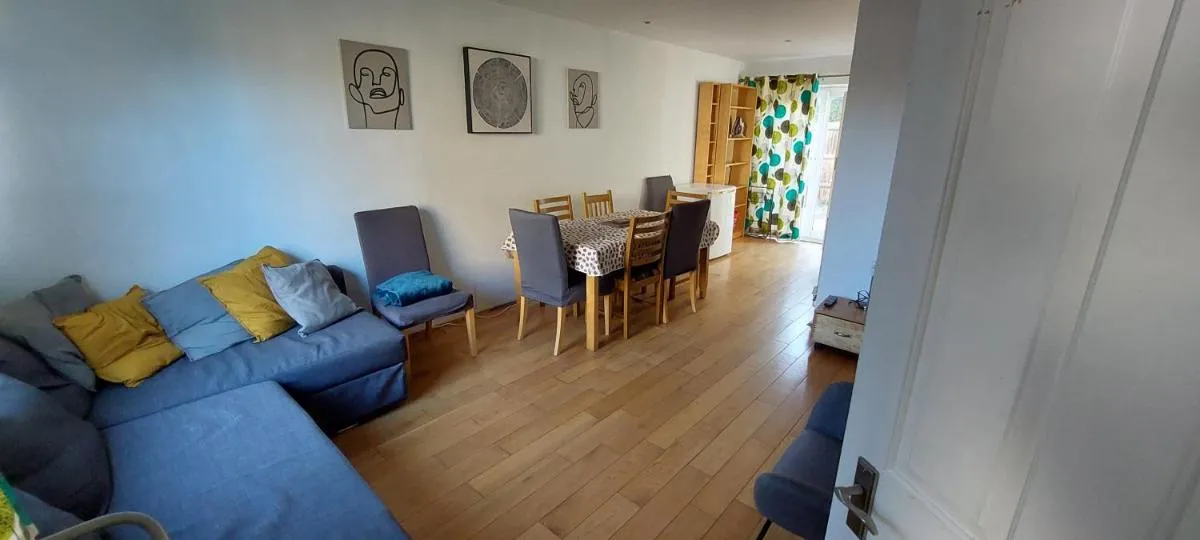 Image 3 of Nice 3 Bedroom House Wimbledon