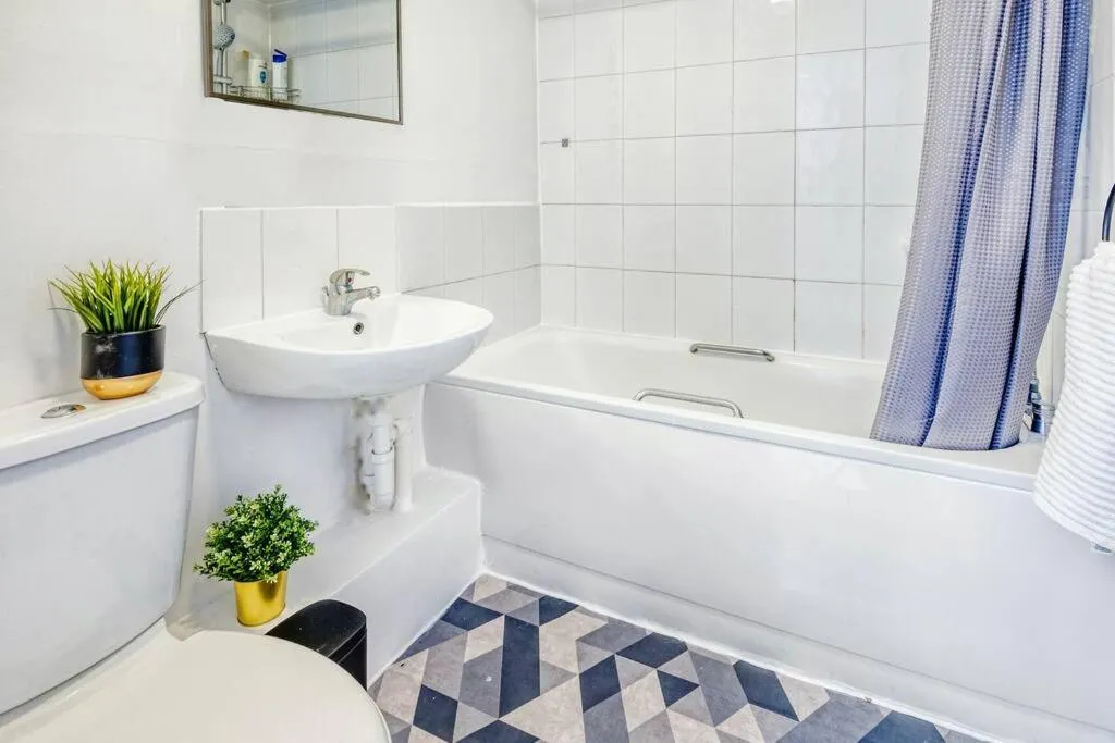 Image 3 of Nice 3 bed flat near Chelsea