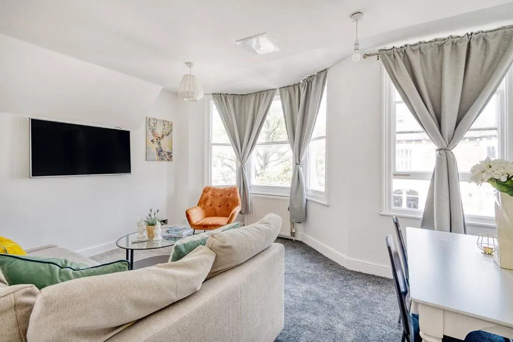 Image 5 of Nice 3 bed flat near Chelsea