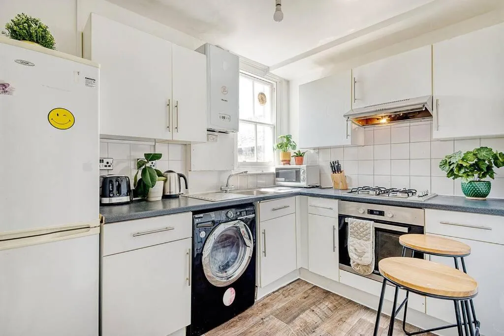 Image 4 of Nice 3 bed flat near Chelsea
