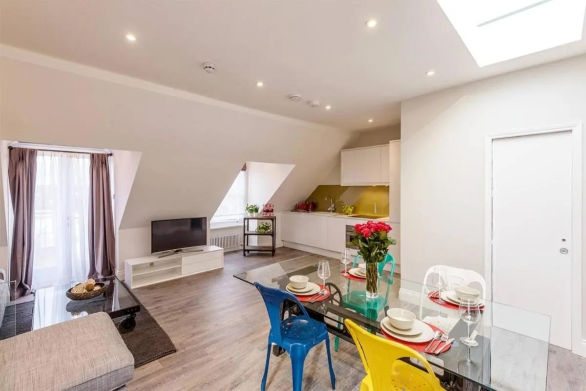 Image 4 of Nice! Stunning Penthouse located on the 3rd floor