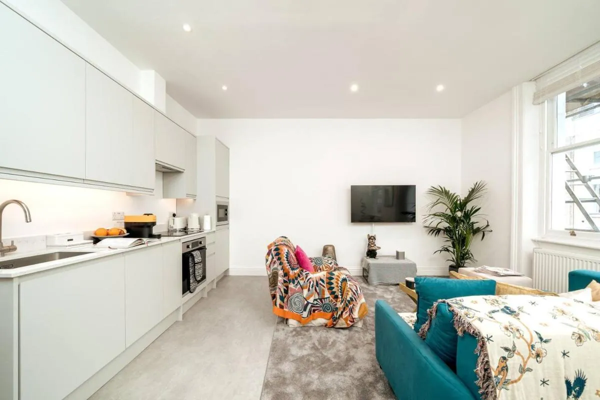 Image 3 of Niru Experience Elegant Apartment in Kensington