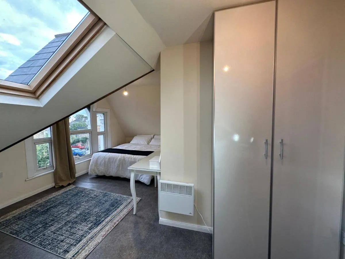 Image 2 of North London A spacious 7 bedroom house accommodating up to 18 people complete with own gym and table tennis
