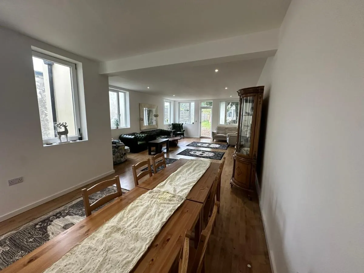 Image 4 of North London A spacious 7 bedroom house accommodating up to 18 people complete with own gym and table tennis