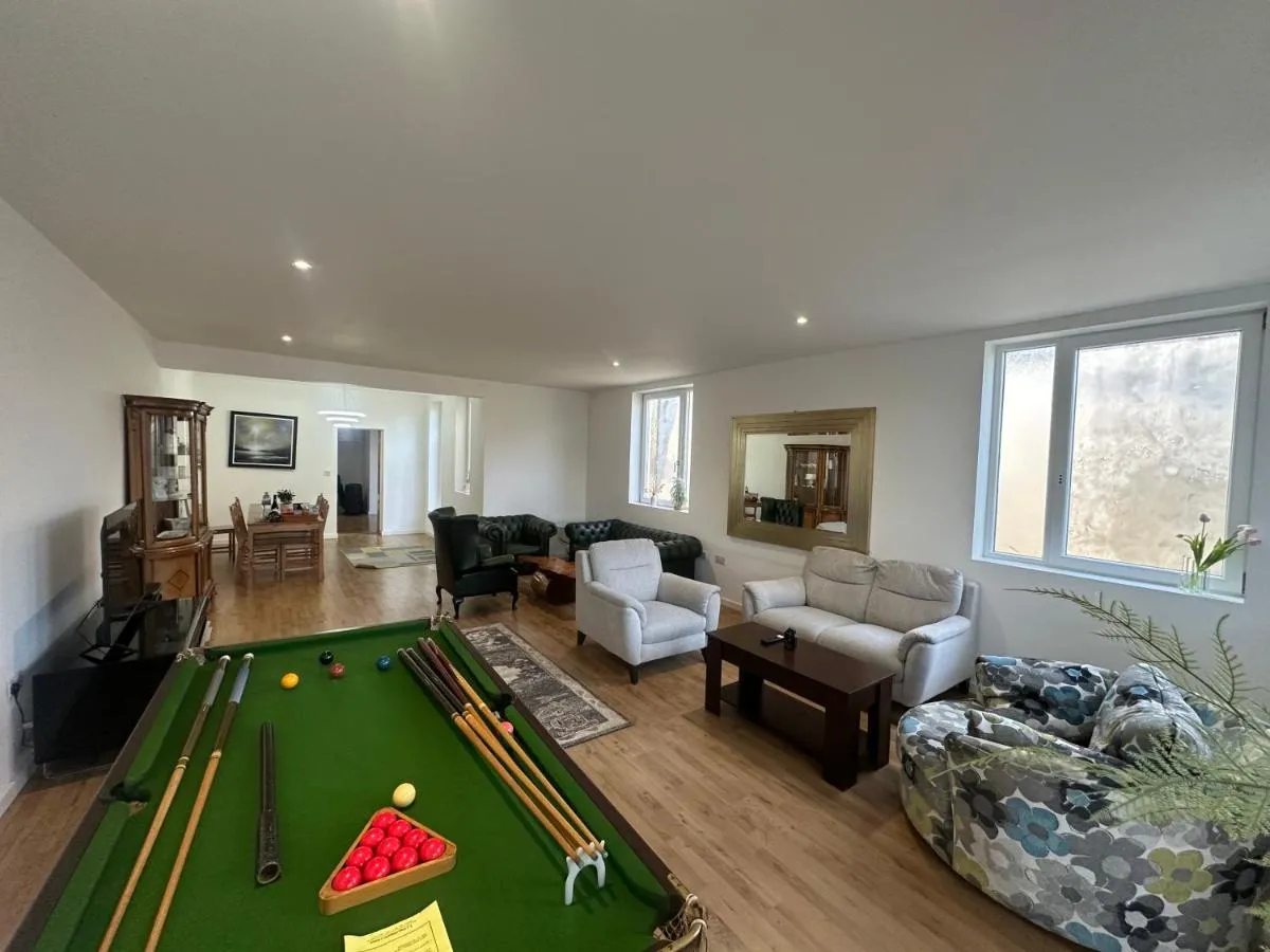 Image 5 of North London A spacious 7 bedroom house accommodating up to 18 people complete with own gym and table tennis