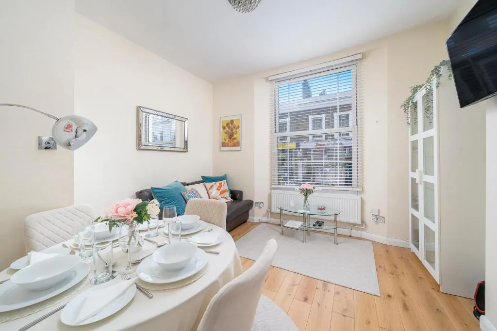 Notting Hill-Hyde Park, Chic 2 double bedroom, 1 minute to tube & Portobello Rd