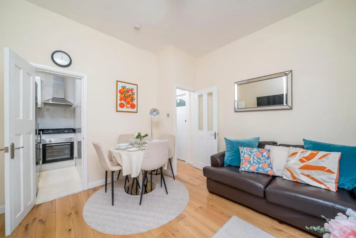 Image 4 of Notting Hill-Hyde Park, Chic 2 double bedroom, 1 minute to tube & Portobello Rd