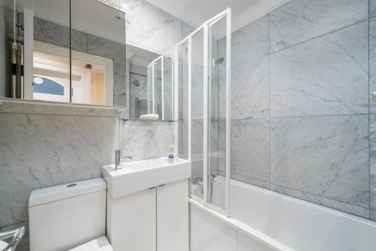 Image 3 of Notting Hill-Hyde Park, Chic 2 double bedroom, 1 minute to tube & Portobello Rd