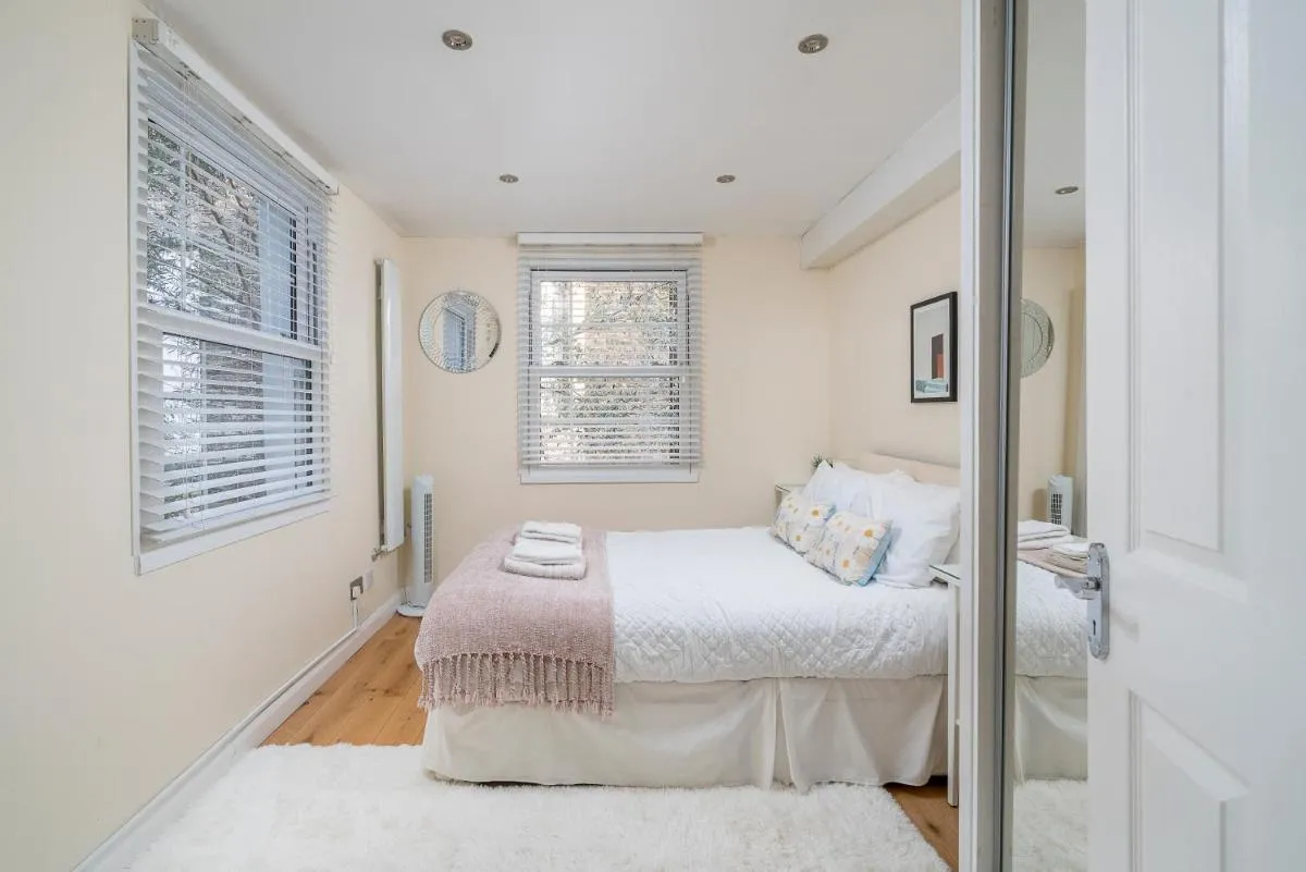 Image 2 of Notting Hill-Hyde Park, Chic 2 double bedroom, 1 minute to tube & Portobello Rd