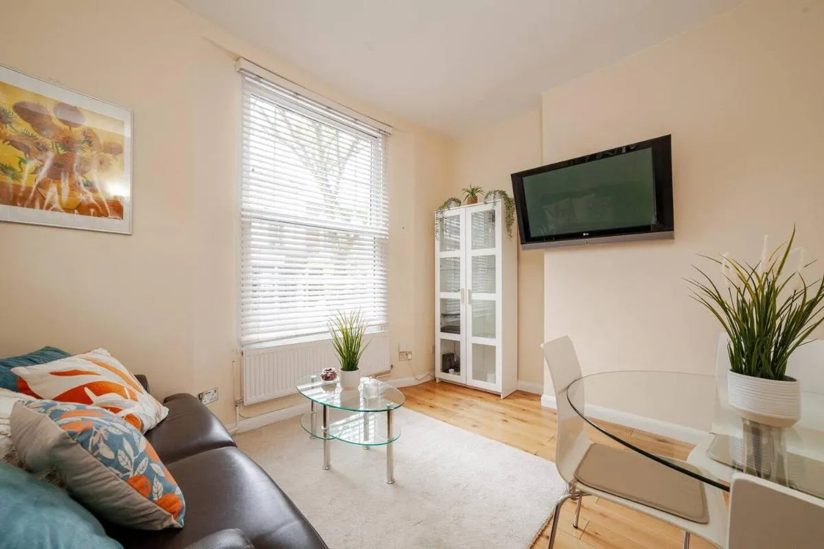 Image 5 of Notting Hill-Hyde Park, Chic 2 double bedroom, 1 minute to tube & Portobello Rd