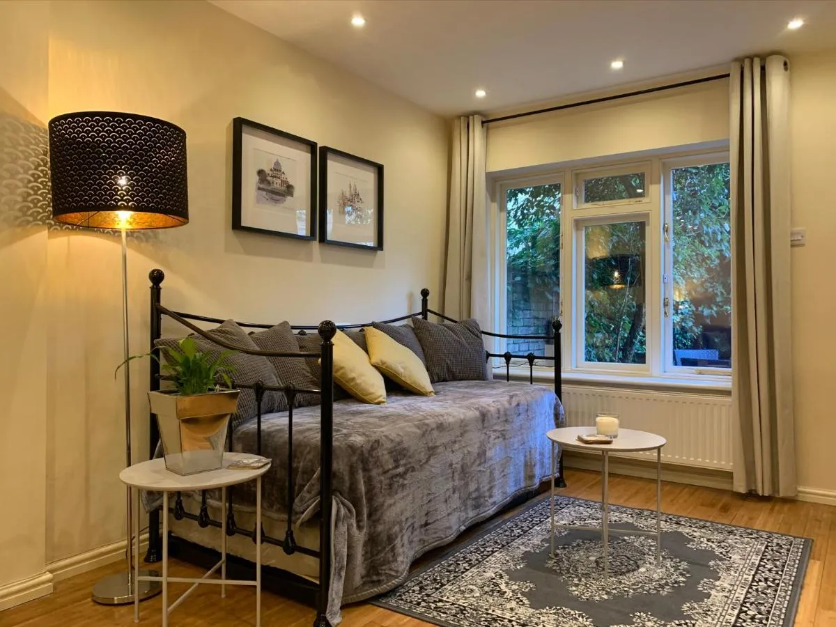 Image 2 of Notting Hill 3BR Townhouse with ensuite bathrooms – Ideal for families